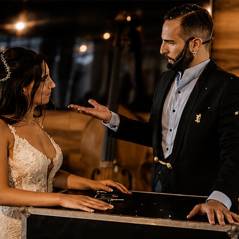 Paolo calabro' interagisce con la sposa di un wedding luxury show