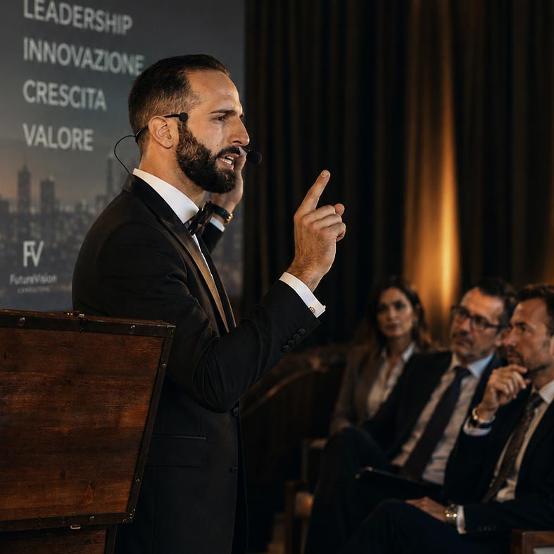 Paolo calabro' parla ad una platea di professionisti durante un corporate show.